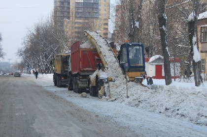 Власти Мотовилихи обязали УК вывезти снег с тротуаров по улице Уральской