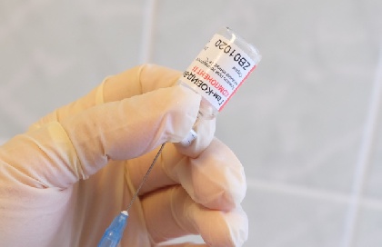 Роспотребнадзор обязал вакцинировать от коронавируса 80% работников некоторых предприятий